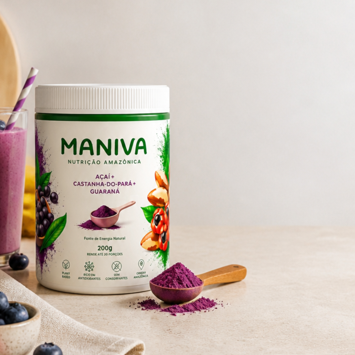 Pote de farinha de mandioca roxa Maniva com uma colher de pó roxo sobre uma mesa clara.