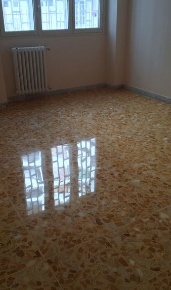 Stanza vuota con pavimento levigato lucido