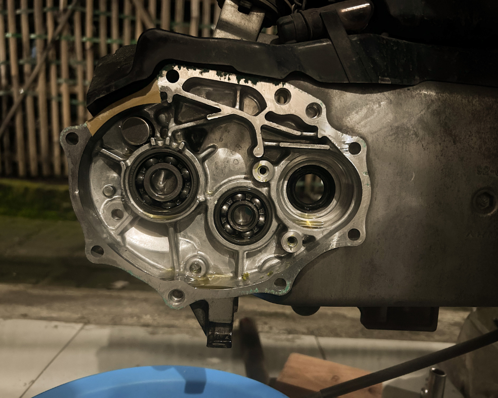 Engine casing with exposed bearings, showing internal mechanics.