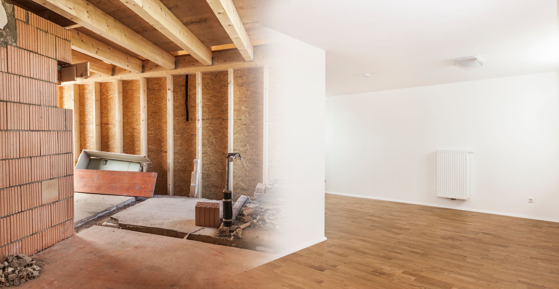 Teilweise renoviertes Zimmer mit sichtbarem Fachwerk, Holzboden und weißen Wänden