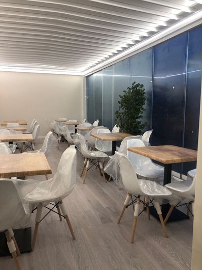 frangisole su veranda di un esercizio commerciale