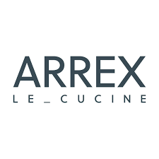 Logo per Arrex Le Cucine, produttore di cucine, con il nome del marchio in grigio scuro sopra la scritta "LE - CUCINE" in un carattere più piccolo.