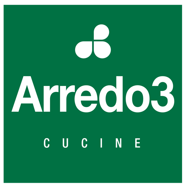 Logo per Arredo3 Cucine, azienda produttrice di mobili da cucina, con testo bianco su sfondo verde e un'icona a forma di fiore stilizzato.
