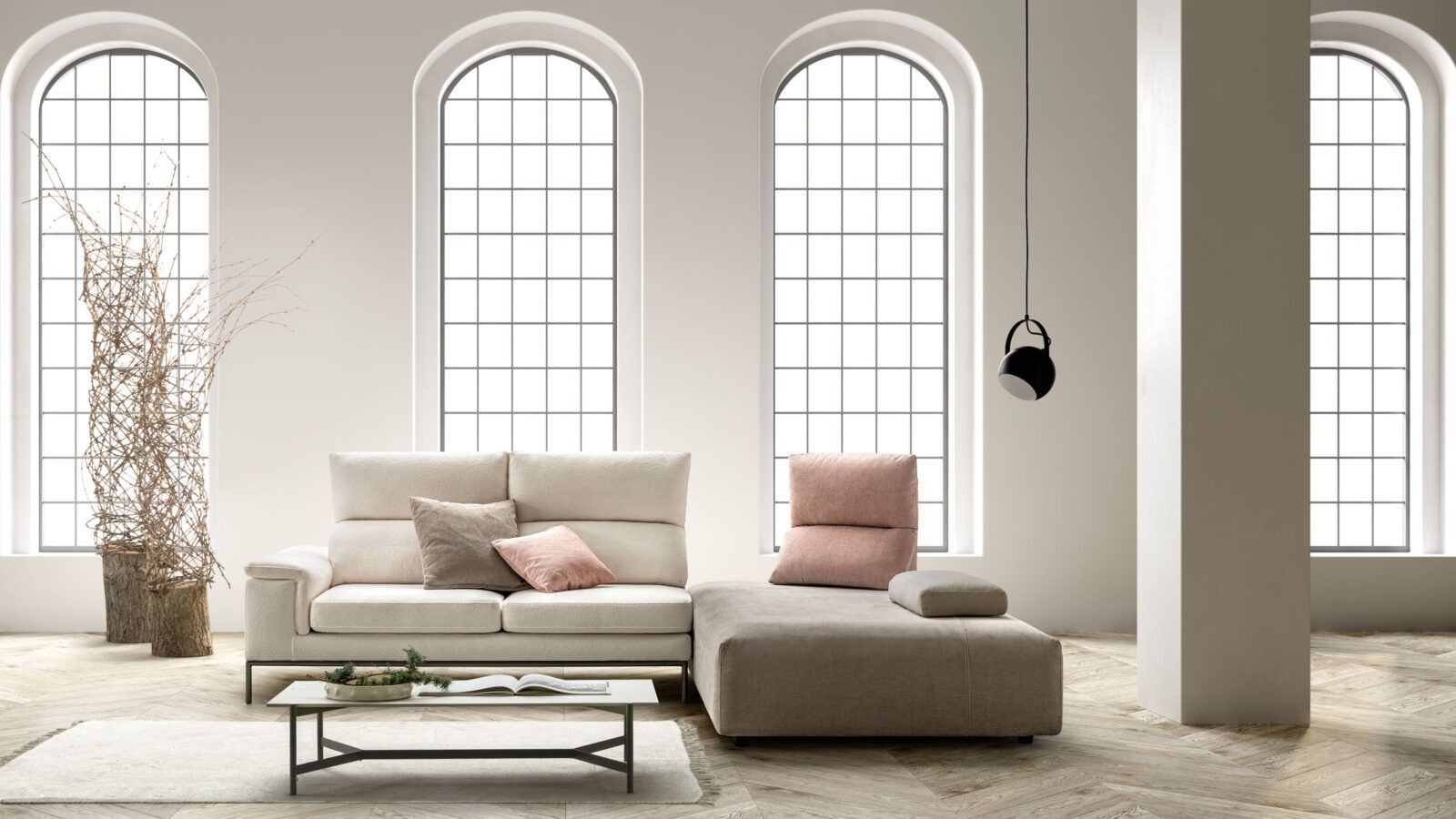 Un soggiorno moderno con un divano componibile beige, un tavolino in vetro e grandi finestre ad arco.