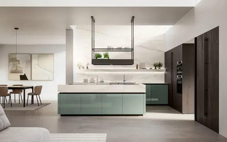 Moderna cucina a pianta aperta con isola color verde acqua, mobili in legno scuro e una mensola sospesa con piante.