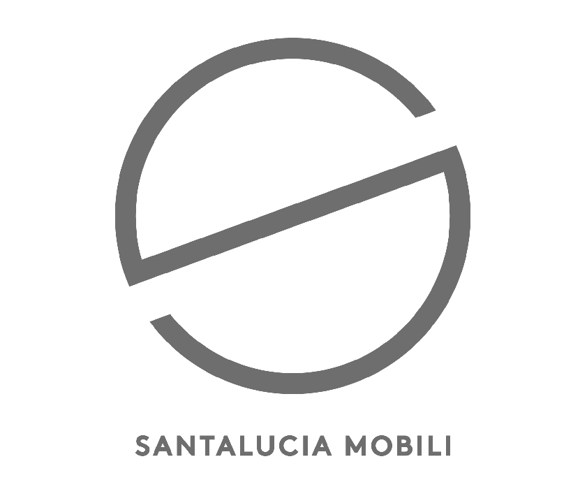 Logo del marchio di mobili Santalucia Mobili, caratterizzato da una "S" grigia stilizzata all'interno di un cerchio grigio, con il nome del marchio in basso.