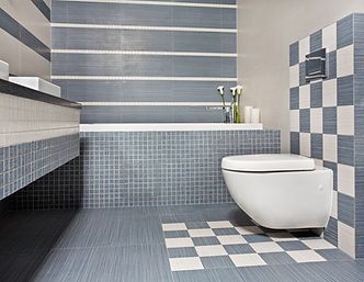 A bathroom with a toilet , sink and bathtub.