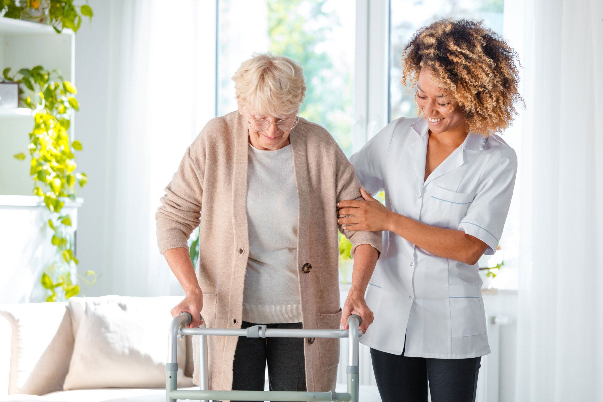 Nurse Helping Elderly Woman | Oak Lawn, IL | HIBERNIAN HOME CARE