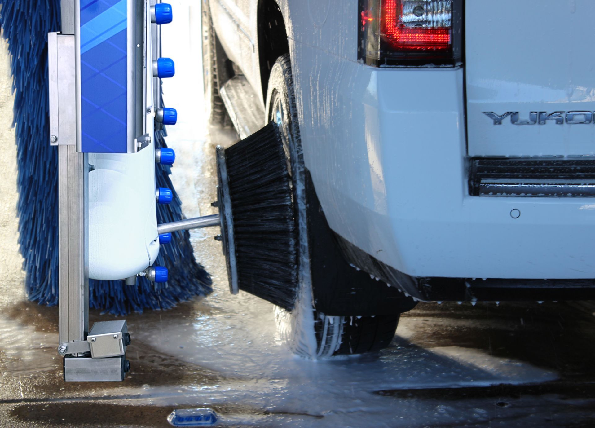 (Touch) Power Wheel Detailer in action against a white vehicle
