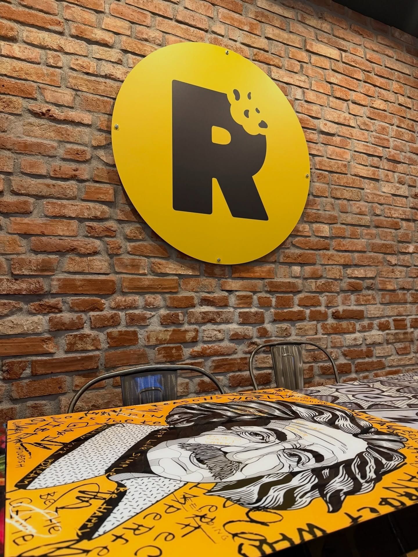 Cartello rotondo giallo con una