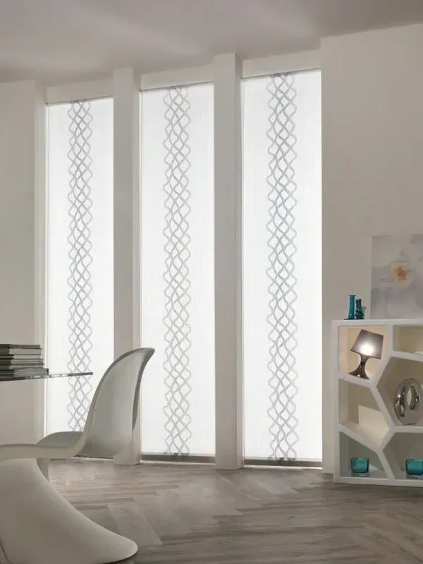 Luminosa stanza minimalista con alte finestre satinate, una sedia bianca e una piccola mensola espositiva.