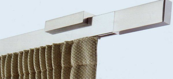 Supporto per asta per tende montato a parete sopra una tenda beige