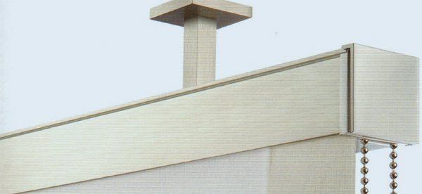 Cassetto per tenda a rullo beige con catenella e staffa di montaggio a soffitto.