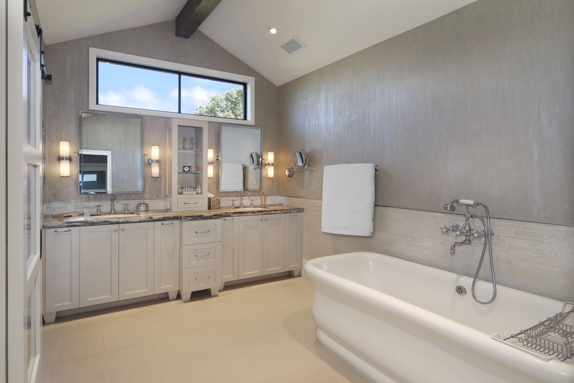 bathroom in traditional home in Laguna Hills, CA designed by Studio 6 Architects