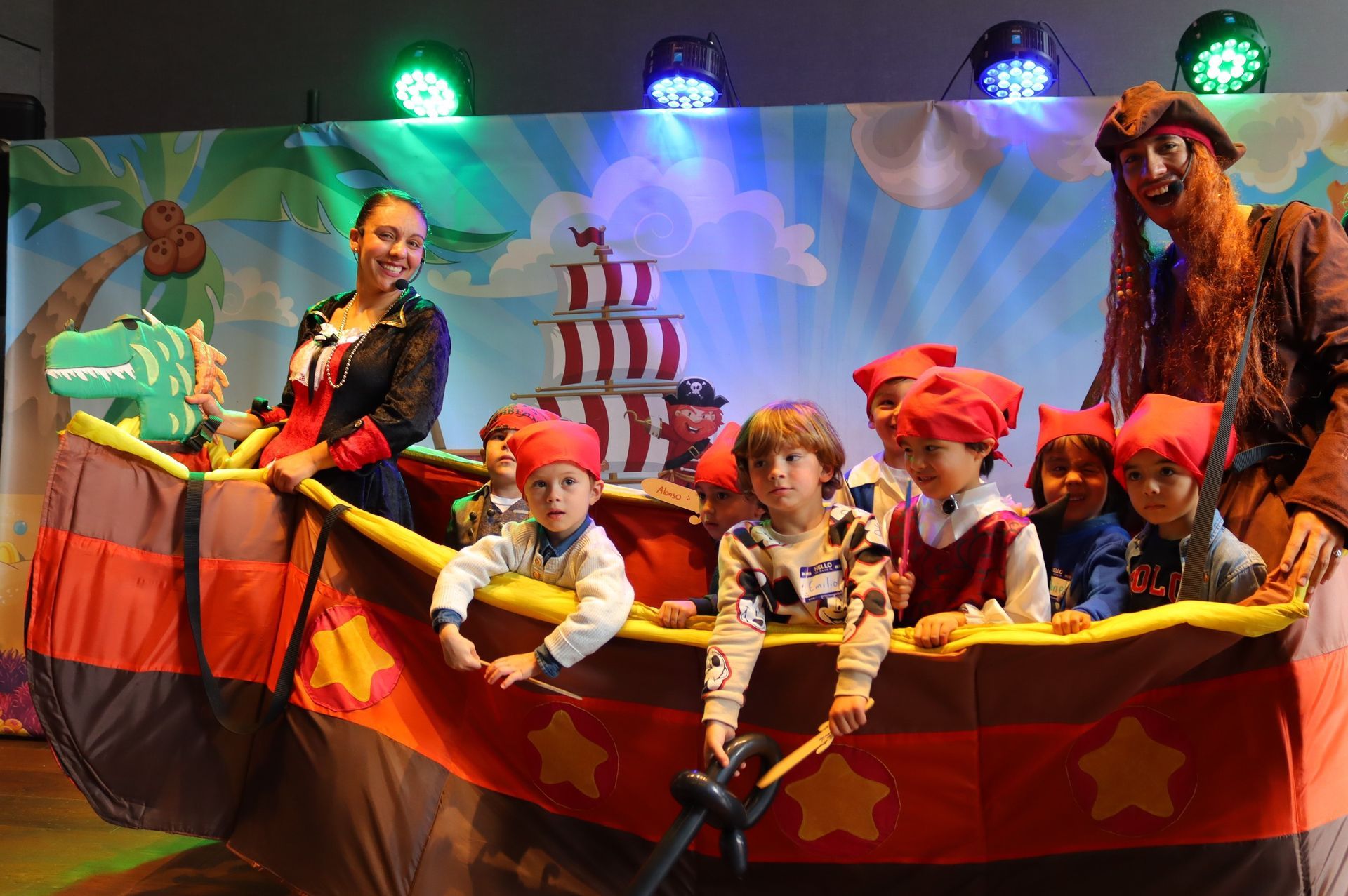 Un grupo de niños están sentados en un barco pirata.