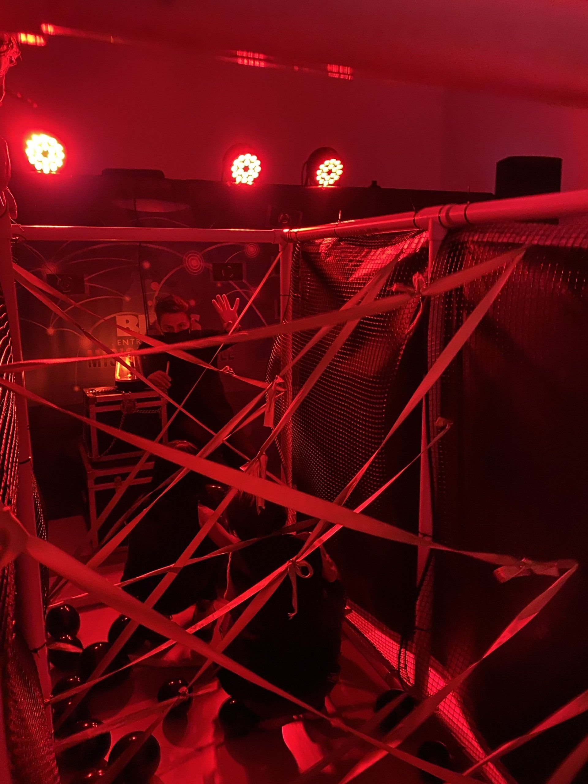 Una habitación con mucha cinta y luces en el techo.