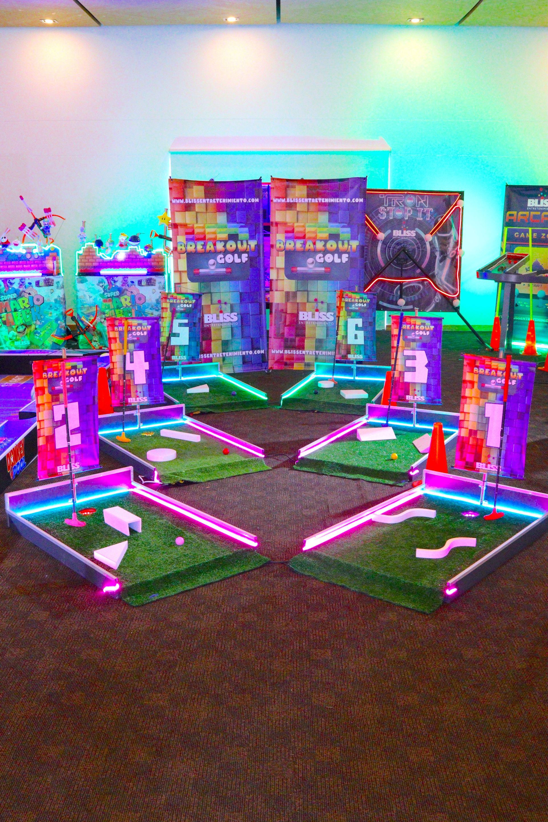 Campo de minigolf con luces de neón, fondo colorido y hoyos numerados.