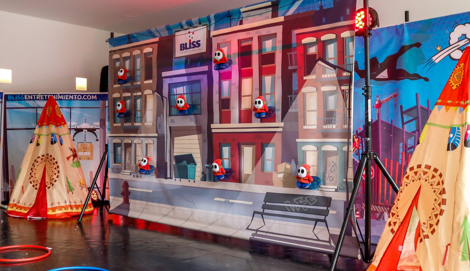 Una habitación con una imagen grande de una ciudad en la pared.