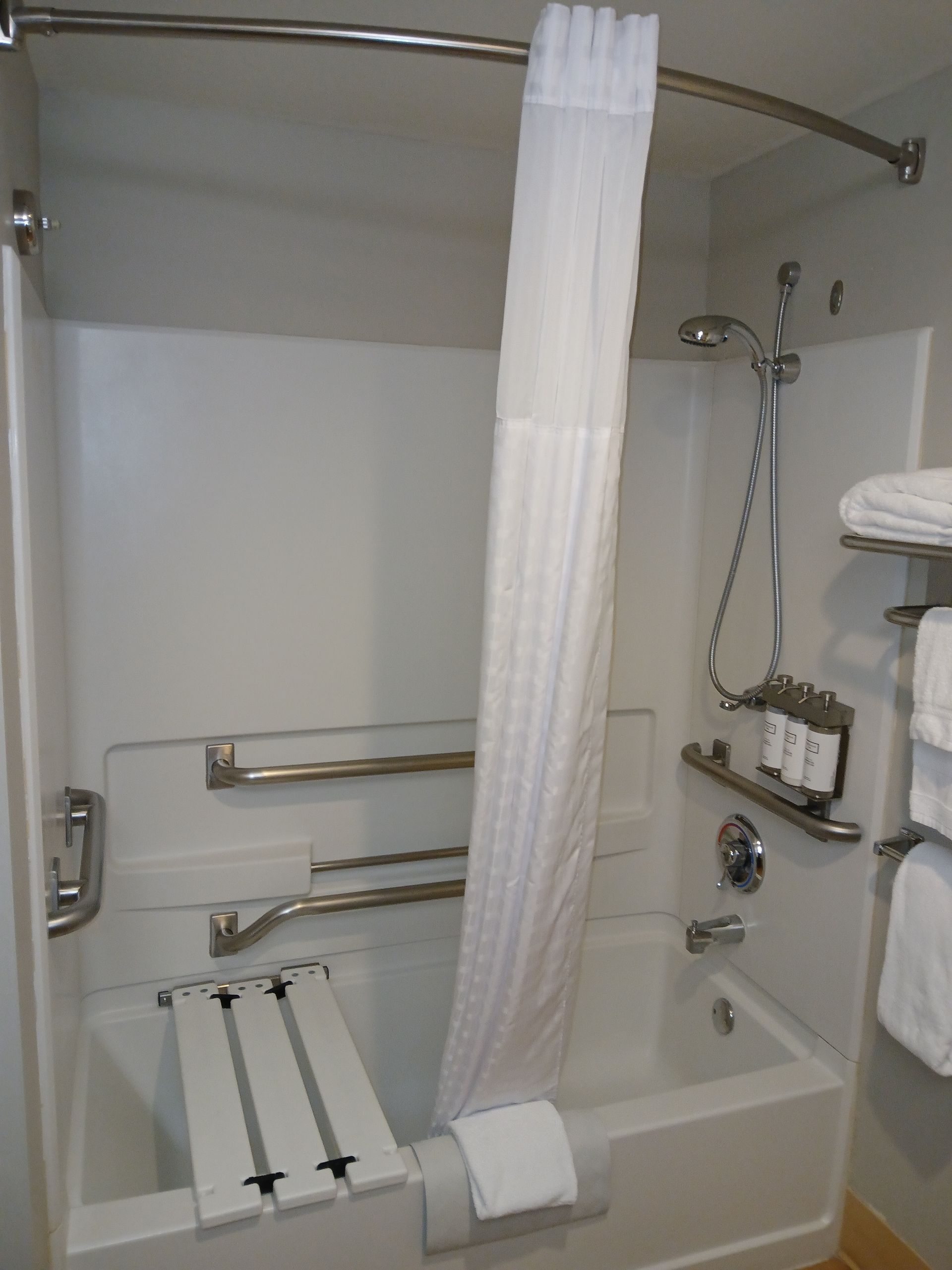 A bathroom with a bathtub and a shower curtain