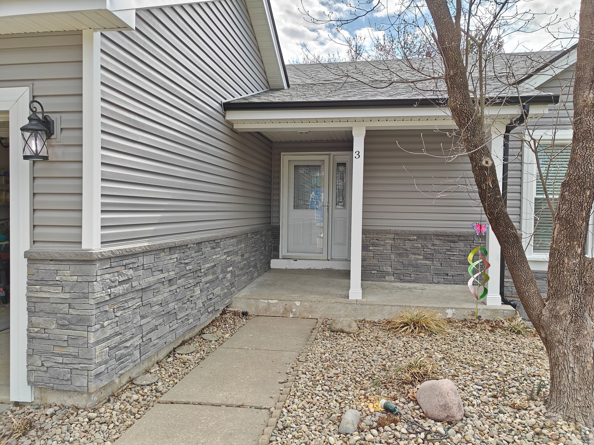 Exterior Portfolio Dutch Lap siding in Greystone, paired with Affinity Stone in the Cliff Ledge profile and Yukon color.