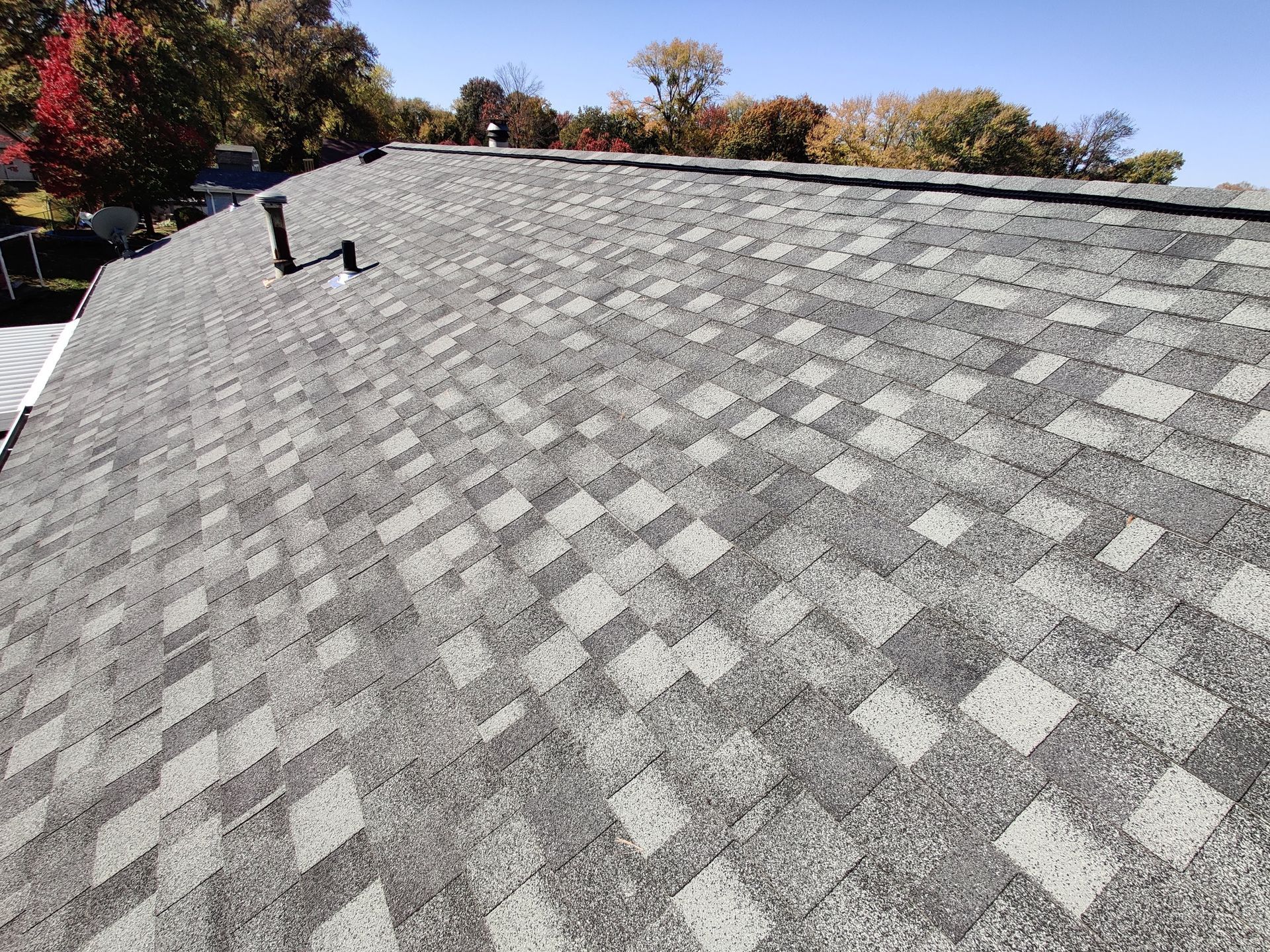 IKO Dynasty architectural shingles on a roof in the color Summit Grey.