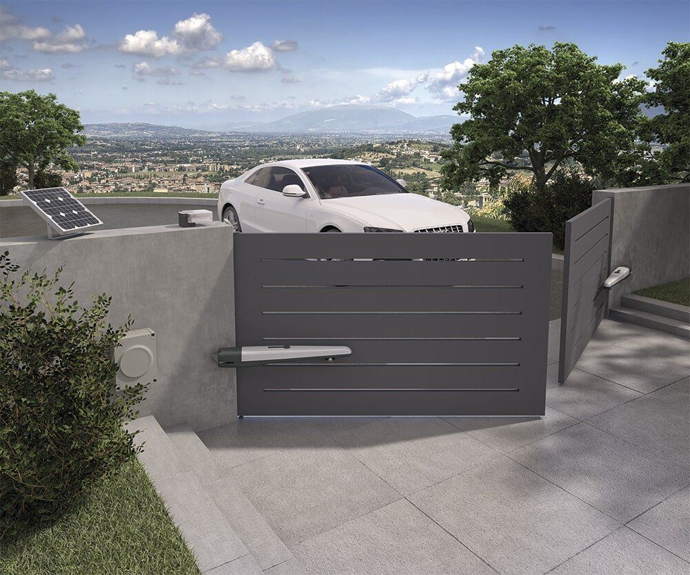 Puerta de entrada automática gris con apertura, coche blanco, panel solar, vista panorámica.