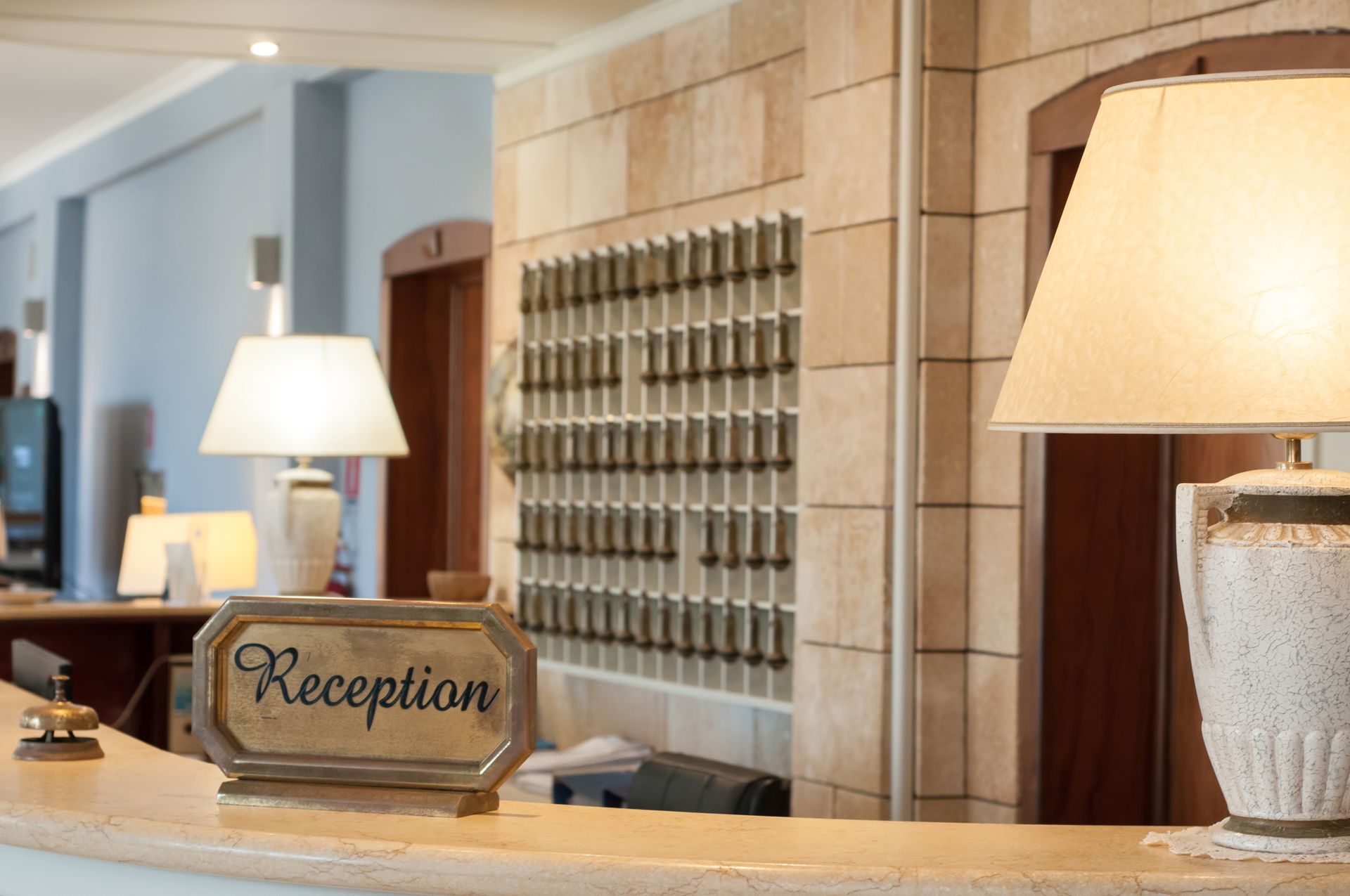 Reception dell'hotel con cartello 