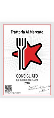 Logo della Trattoria Al Mercato con una forchetta nera e una stella rossa su cartoncino bianco.