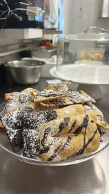 Pasta frolla in polvere cosparsa di cioccolato in una ciotola sul bancone della cucina