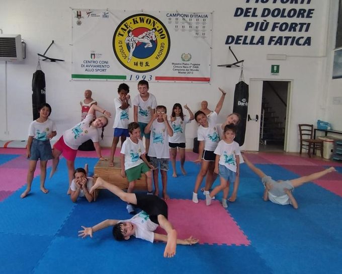 Artista marziale in un gi bianco con cintura nera, in piedi in uno studio fumoso con i pugni chiusi