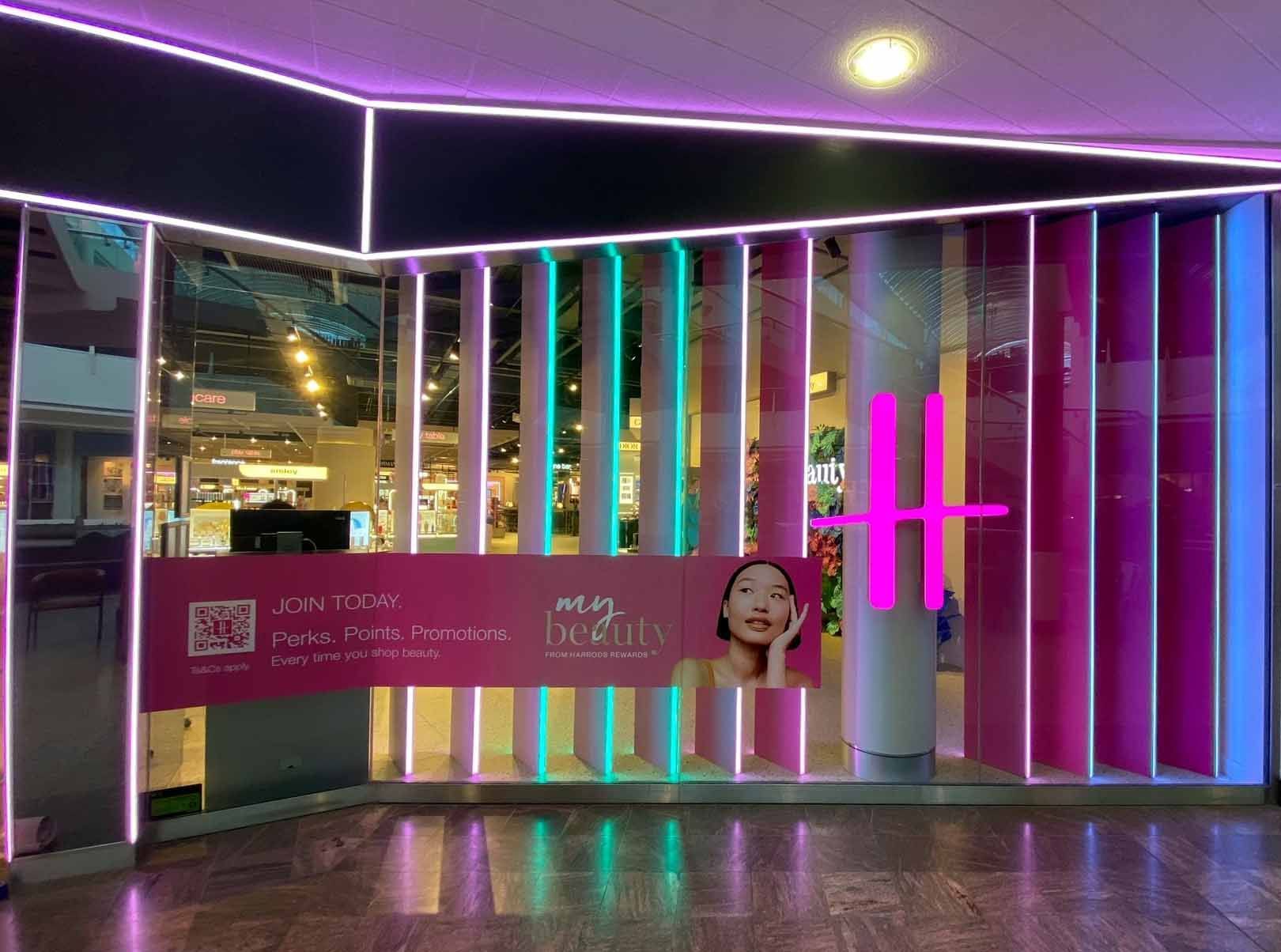 A store front with a sign that says `` my beauty '' on it.