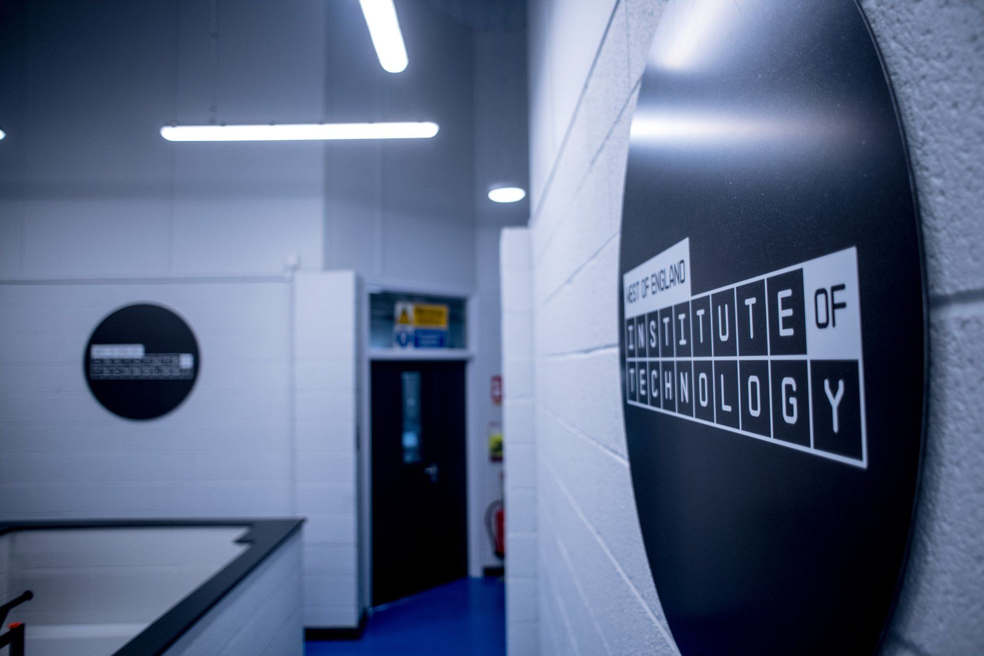 A sign on a wall that says institute of technology