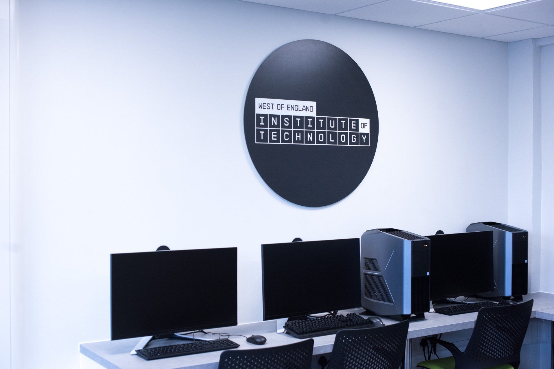 A computer lab with a sign on the wall that says institute of technology