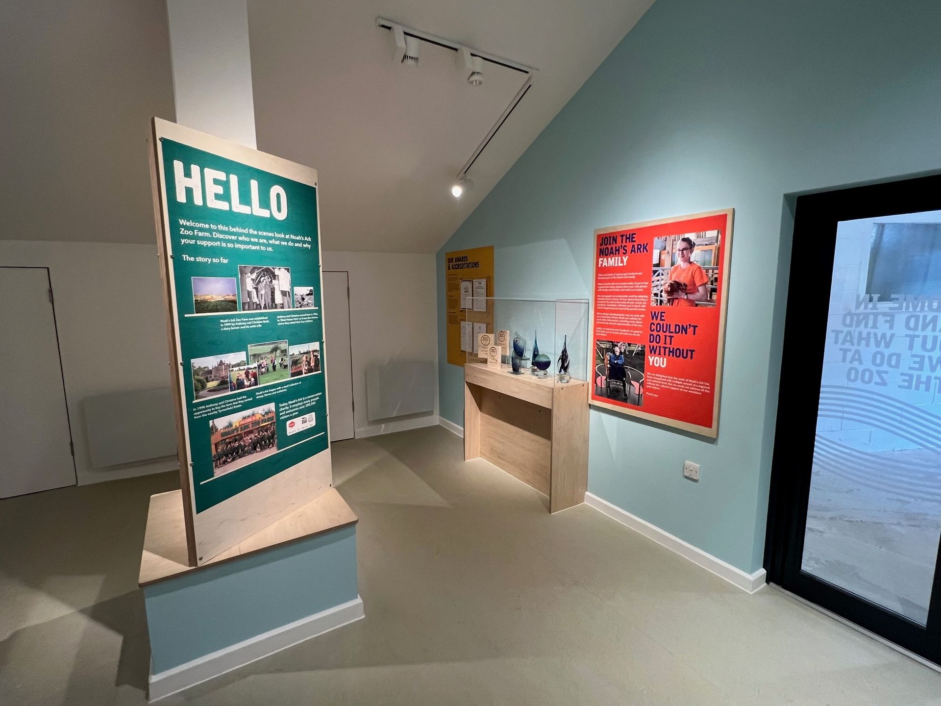 A room with a sign that says hello on it