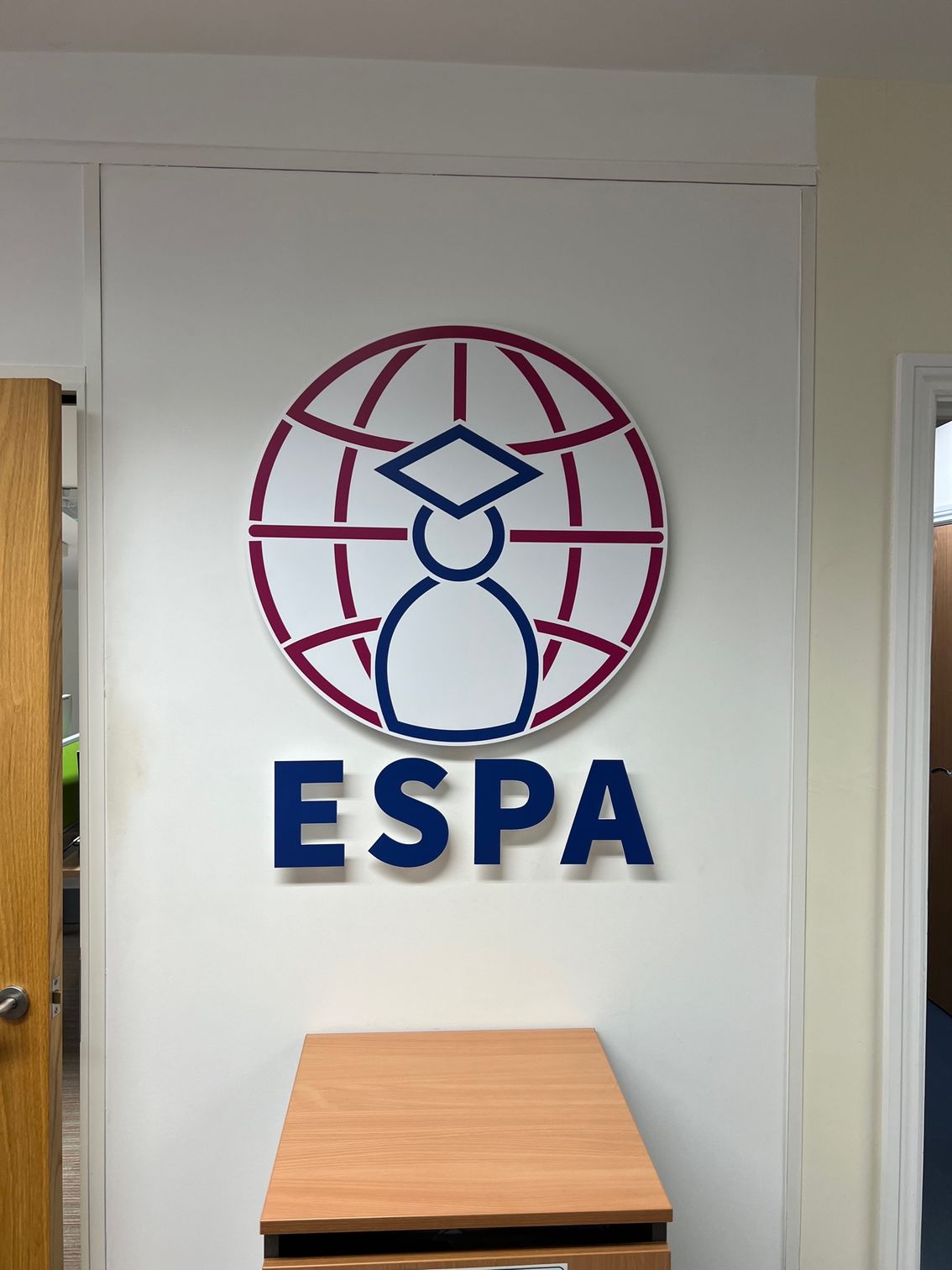A sign on a wall that says espa on it