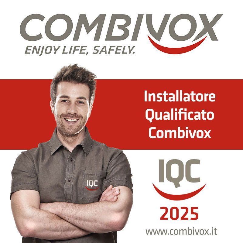 Uomo sorridente, installatore Combivox, braccia incrociate. Striscia rossa con testo, logo e 