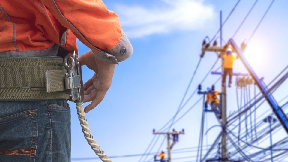 Operai agganciati a linee vita