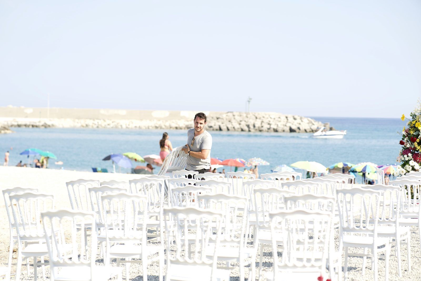 La spiaggia con le sedie disposte, prima dell’allestimento floreale