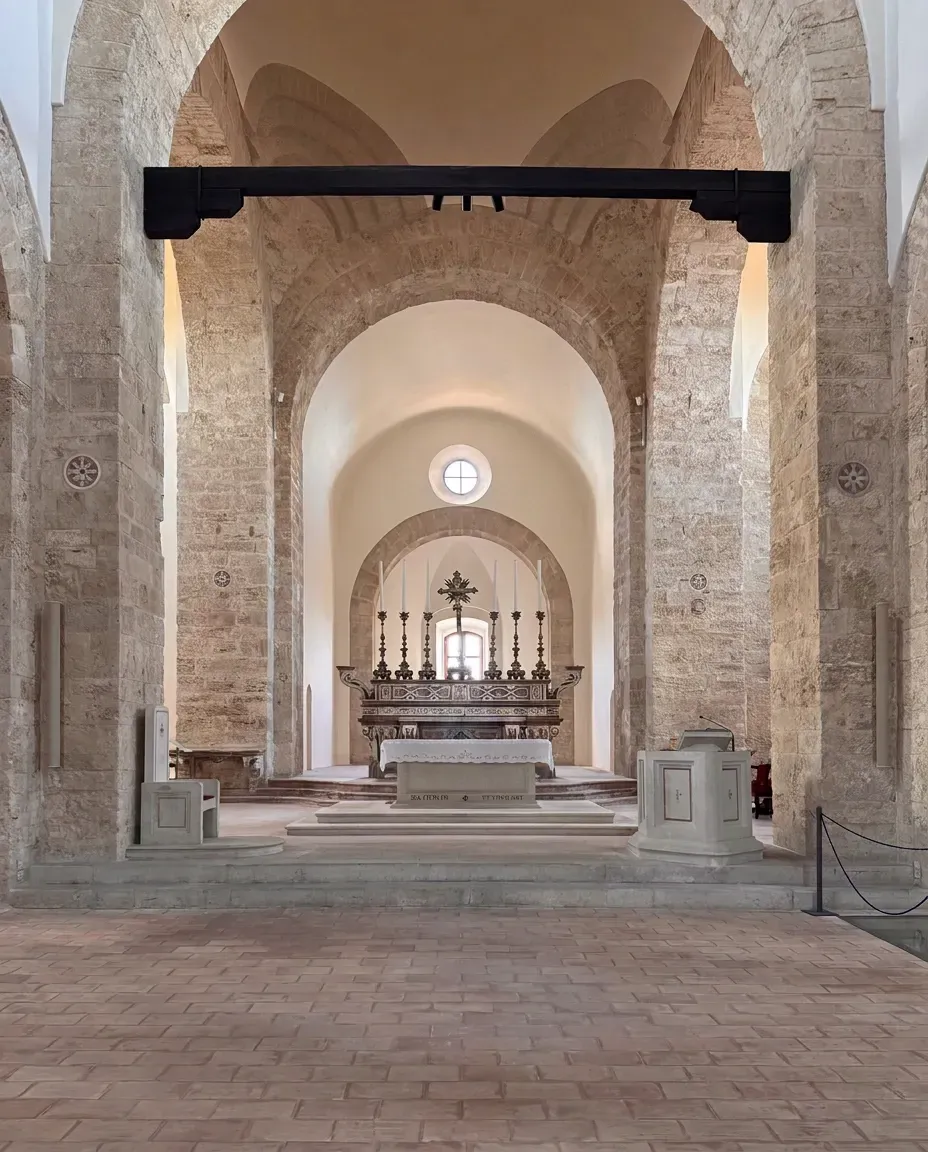 La navata della chiesa ancora vuota, vista verso l’altare, prima dell’allestimento floreale