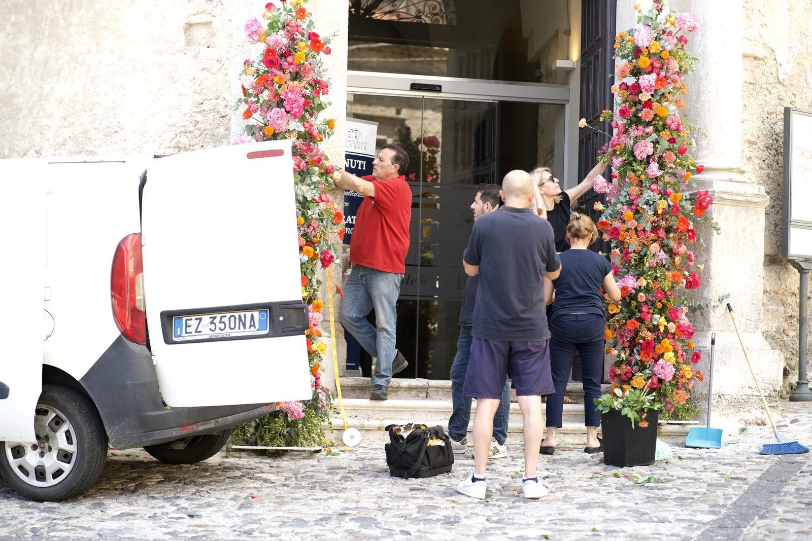 La squadra al lavoro attorno al furgone davanti alla cattedrale