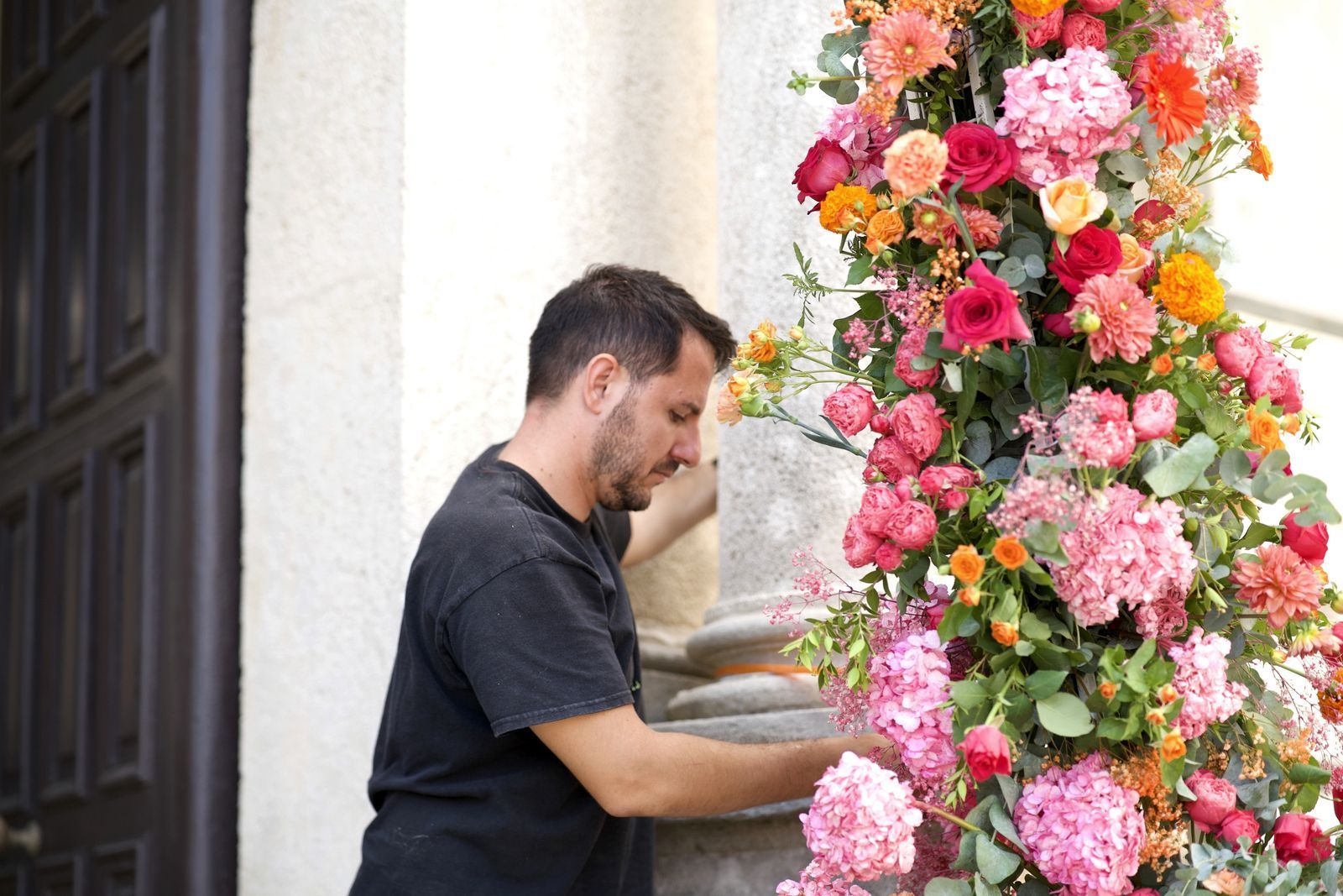 Rifinitura di una colonna floreale, dettaglio del gesto