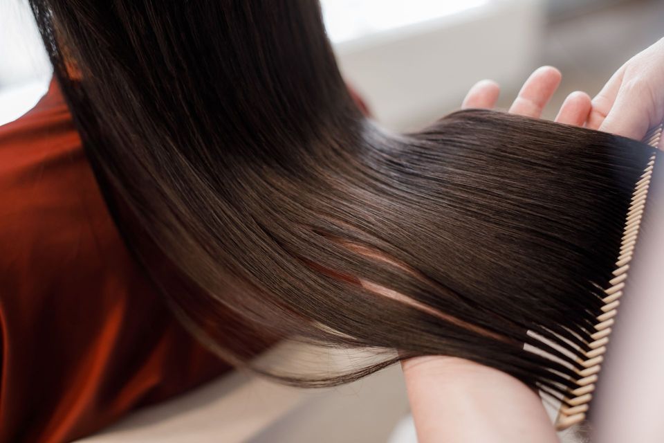 capelli lunghi scuri