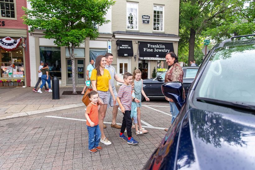 Family doing sightseeing downtown tour | Franklin Driving Tours