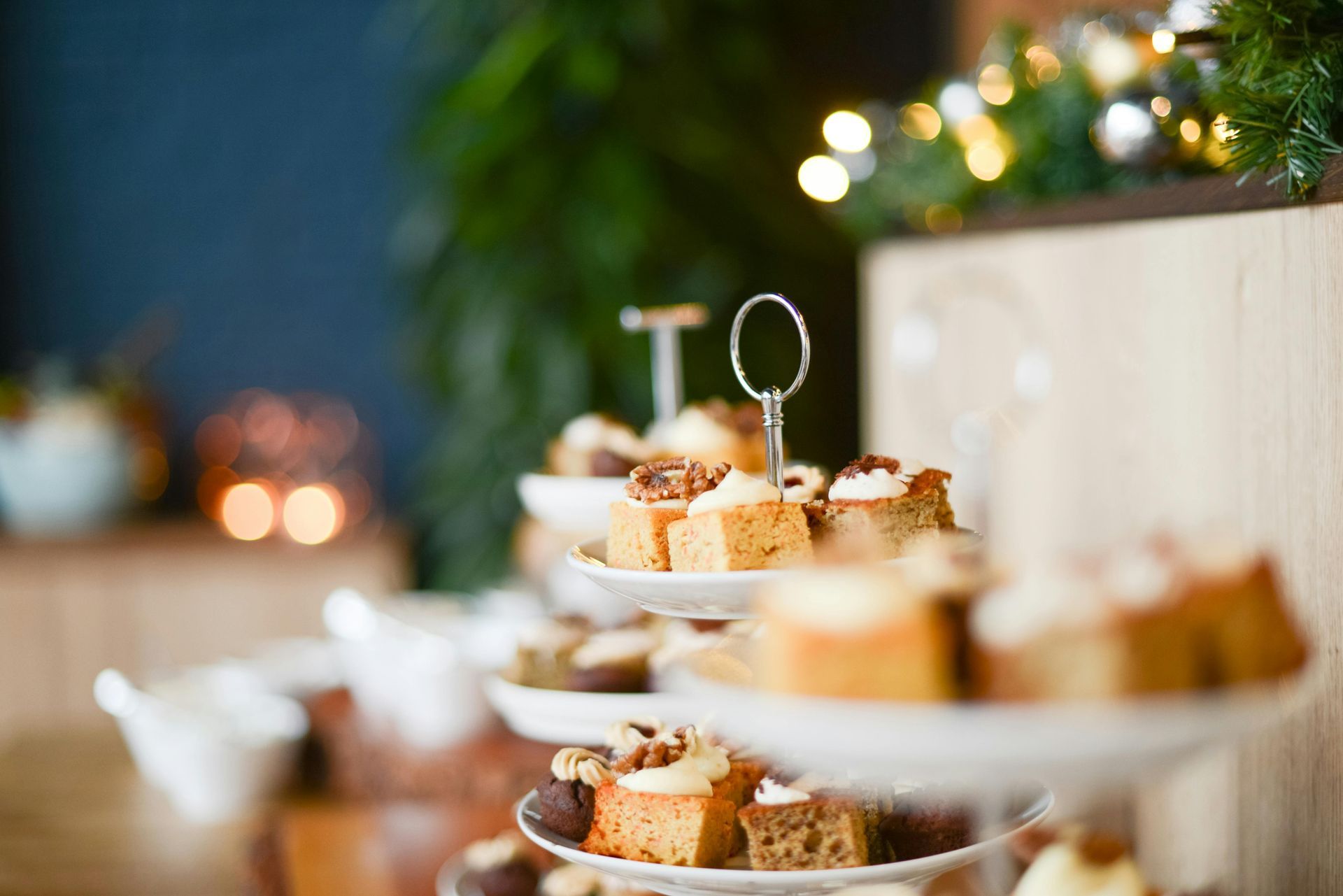 Il y a beaucoup de types de desserts différents dans les assiettes.