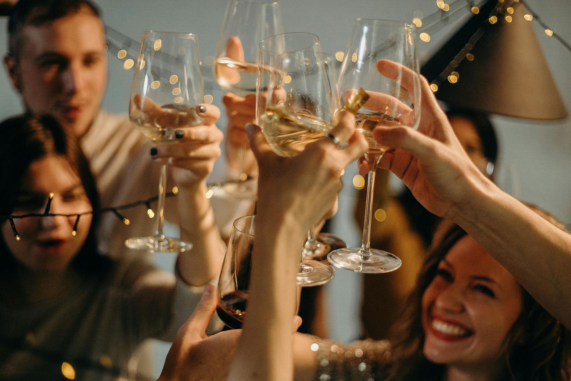 Une bouteille de vin est posée sur une table à côté de verres et d'un appareil photo