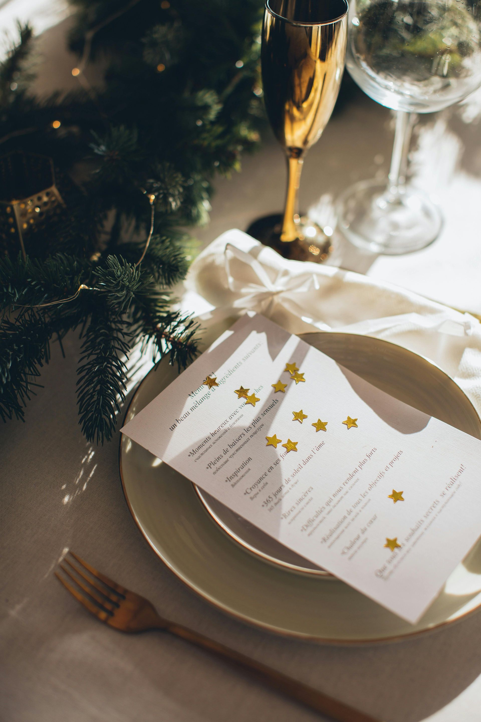 Un couvert pour un dîner de Noël avec un menu sur une assiette.