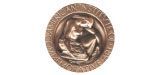 Médaille circulaire de couleur bronze ornée d'une sculpture en relief représentant des personnages enlacés, entourée d'un texte.