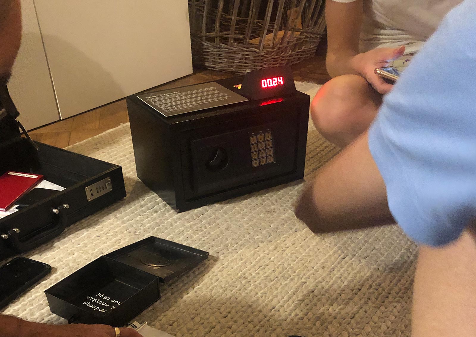 Een groep mensen zit rond een kluis met een digitale klok erop