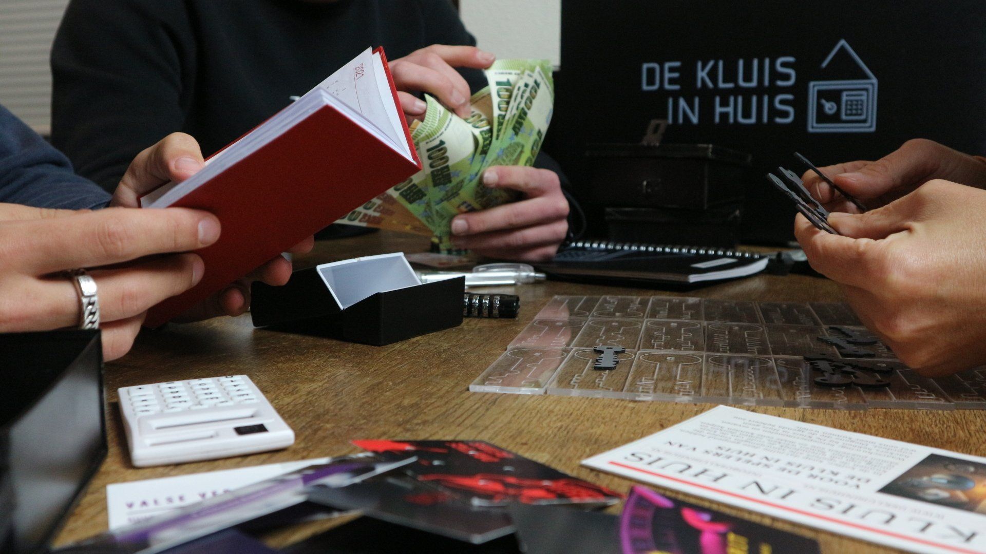 Een groep mensen speelt het spel de kluis in huis