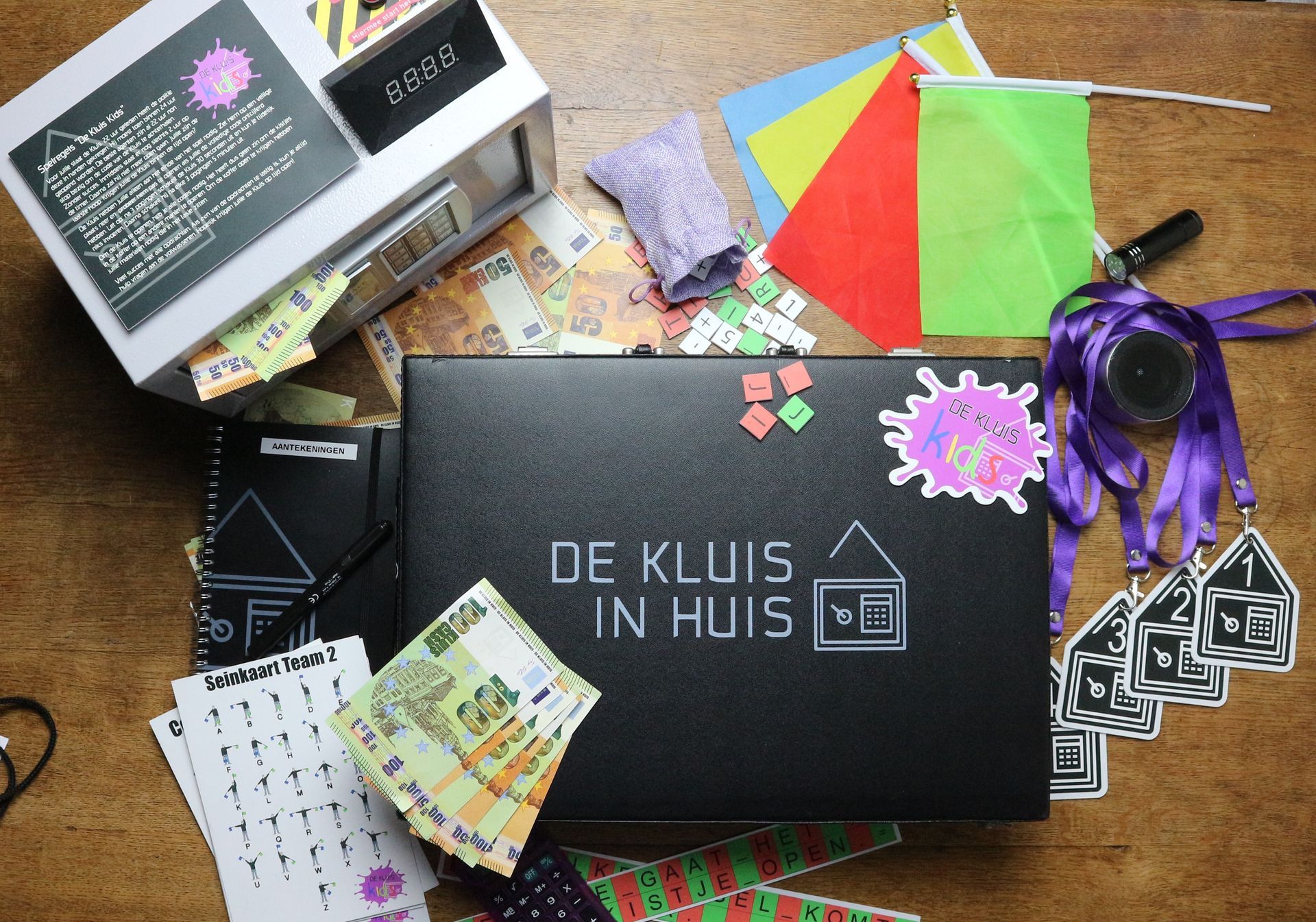 Een zwarte doos met de kluis in een huis erop geschreven